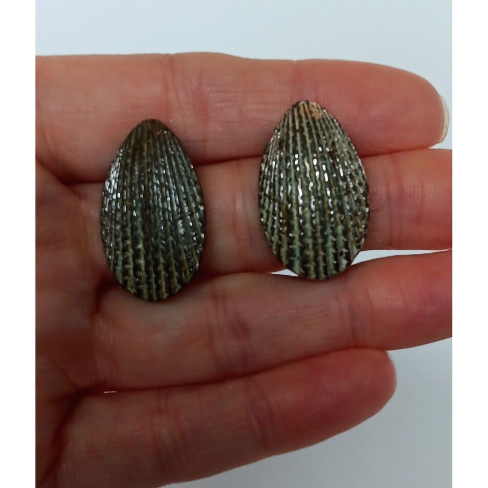 Vintage Silvertone Ribbed Dome/Seashell Shaped 1-1/8" Clip on Earrings